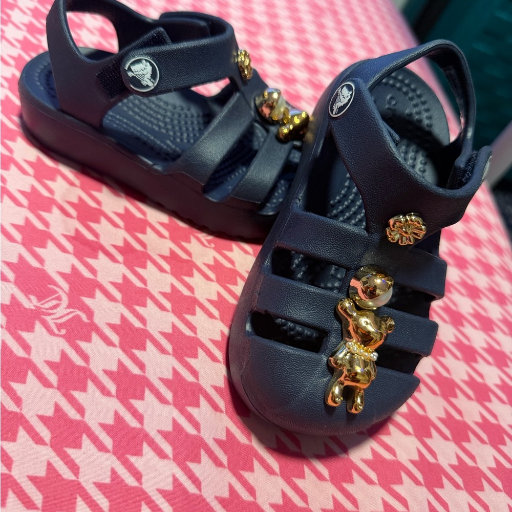 CROCS Navy Kids Sandals with Gold Bear Charms - Picture 4 of 5